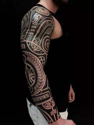  Tatouage maori, polynésien sur l'intégralité du bras